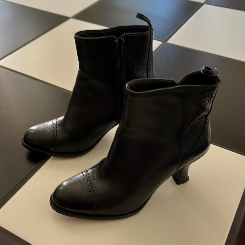 Wmn’s Black Fleece by Thom Browne side zip boots